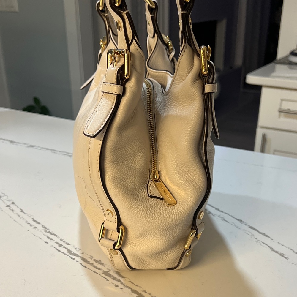 Michael Kors Cream Shoulder Bag with Gold Accents - Picture 4 of 13